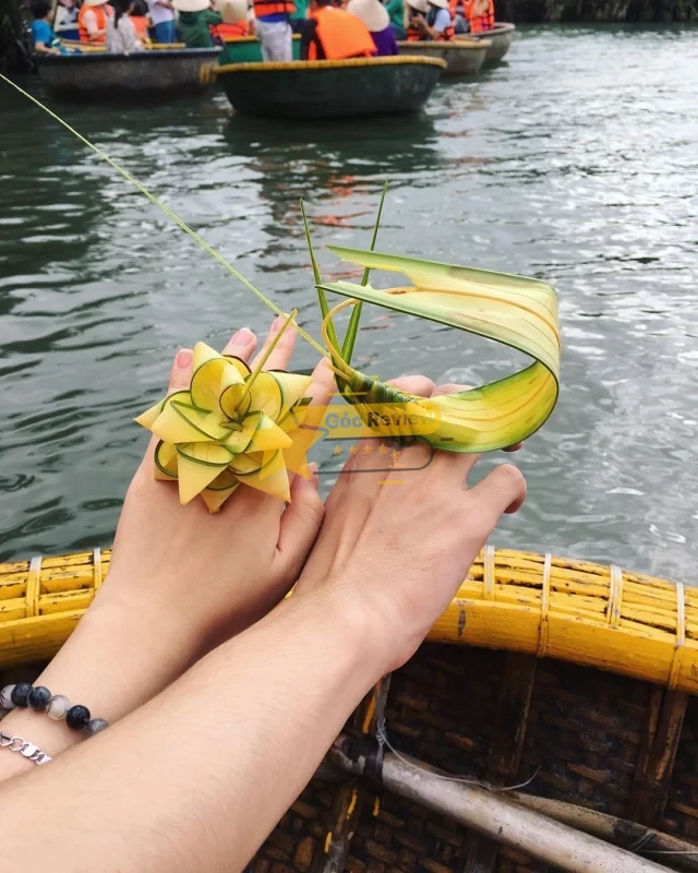 Nhận quà lưu niệm làm từ lá dừa dân dã